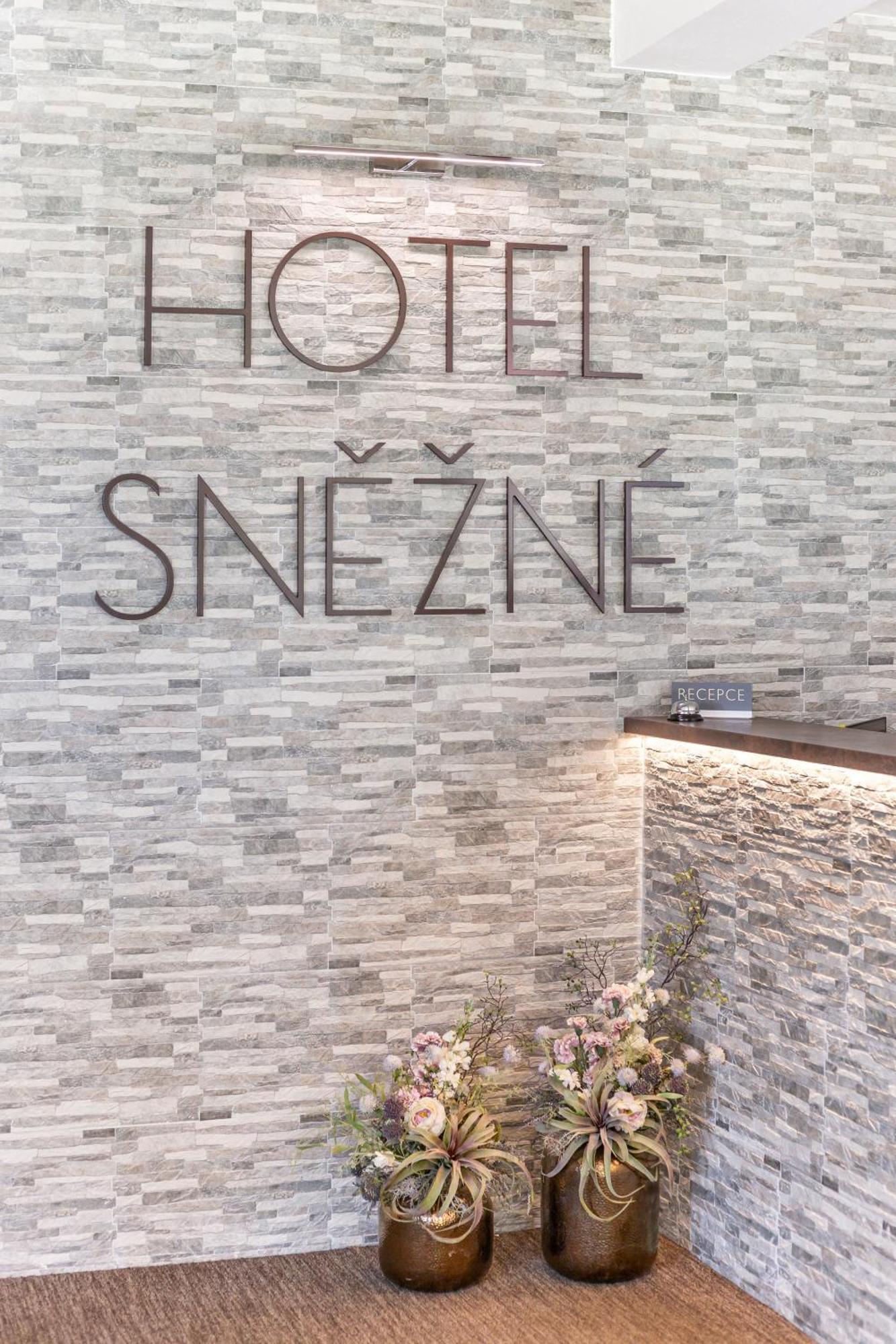 Hotel Snezne Luaran gambar