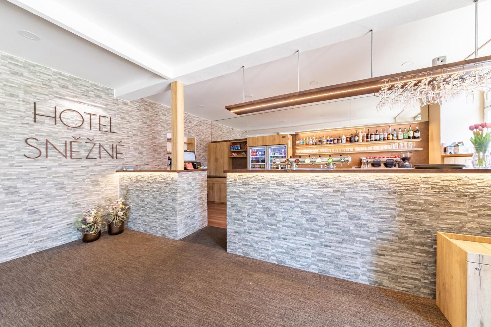 Hotel Snezne Luaran gambar